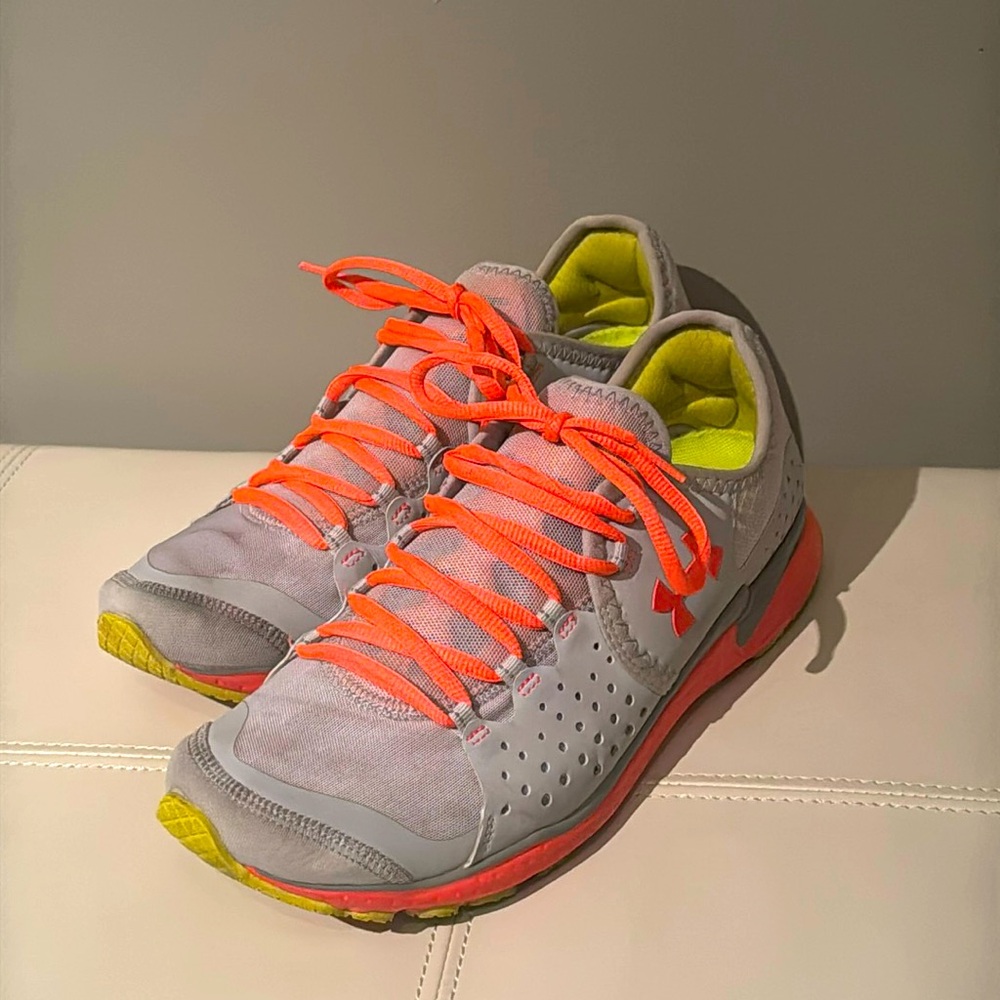 Women’s Under Armour NM Size 10 Gray/Neon Orange Running Shoes